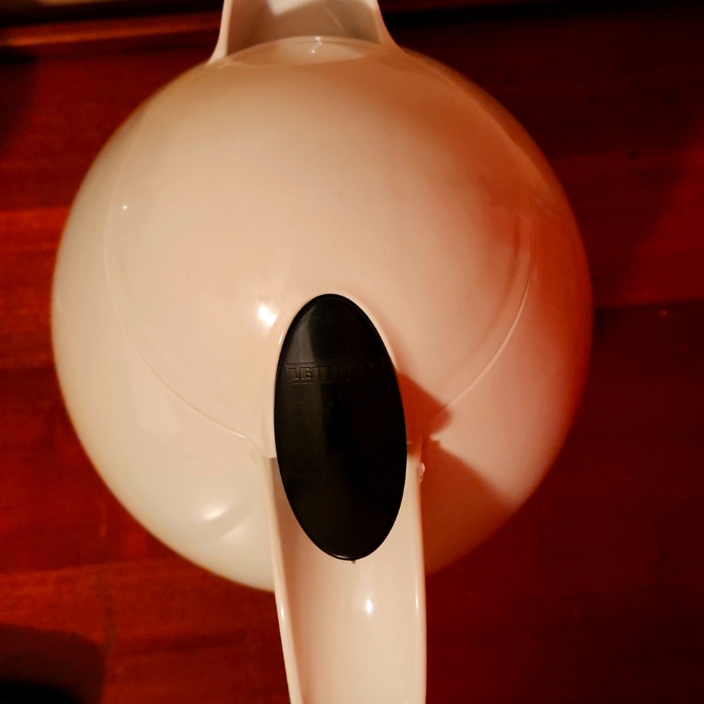 Leifheit Columbus Egg Shape Insulated Design  Pitcher - Picture 2 of 7